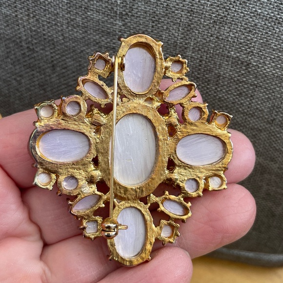 Elegant Gold Color Brooch - Picture 9 of 10